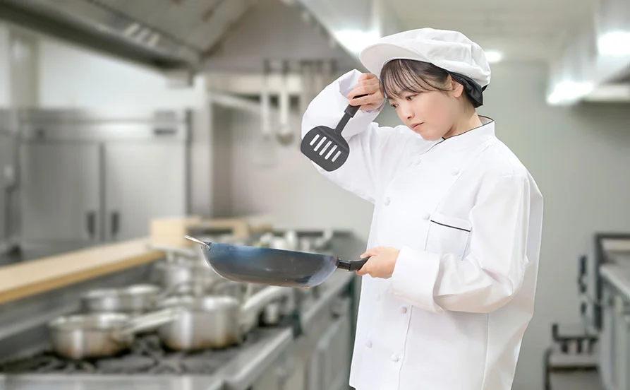 《人気の個室寮が寮費無料＆食事つきで安心◎》駅チカ徒歩2分！箱根の風情を味わいながら働ける
