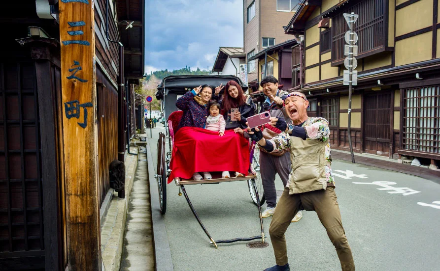 【古い町並みまで徒歩3分✨】北アルプスを望む高台の温泉旅館！食事支給＆毎日温泉でリフレッシュ