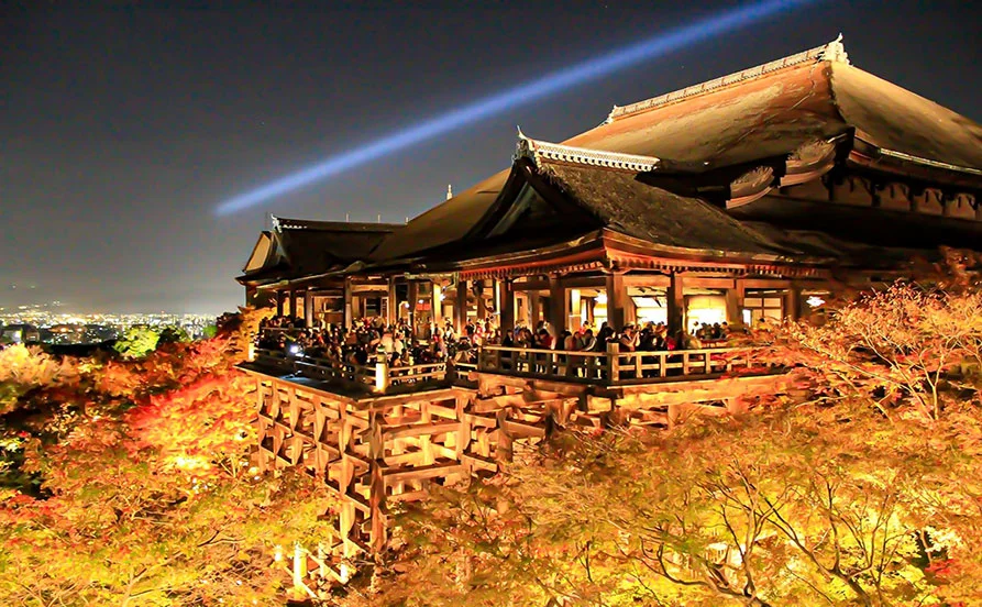 【京都の中心部にある老舗旅館✨】語学力や接客スキルが活かせる！プライベート安心の個室寮