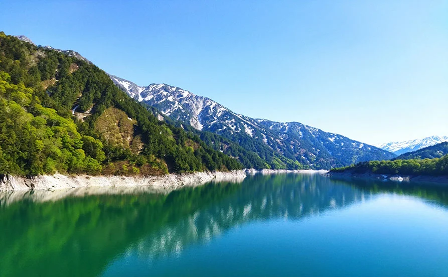 【休日は黒部ダムや立山登山へ⛰️大自然のパワーを感じるリゾートホテル！食費補助＆駅チカ個室寮完備☆