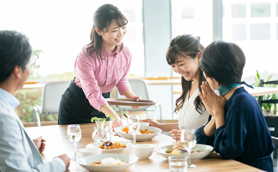 【未経験者OK✨】敷居が高そうな会員制ホテルも、初めての方から挑戦可能！幅広い層のスタッフが活躍中♪