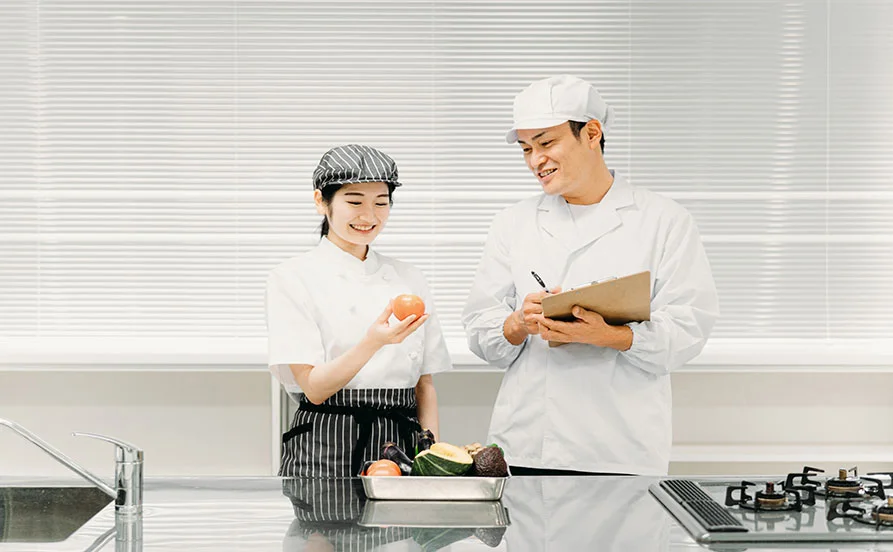 ＼客室寮／オーシャンビューの贅沢空間でお仕事✨寮費＆食費無料で生活費抑えられる！温泉に入れるリゾートバイト