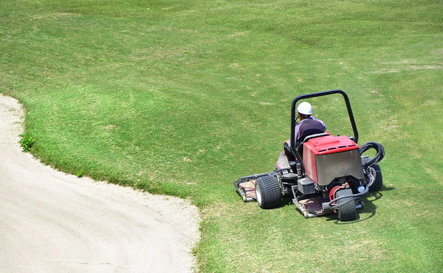 生活リズム安定の通し勤務👍【ゴルフ場でコース管理⛳】寮から職場まで送迎アリ☆通勤ラクラク